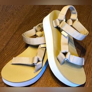 TEVA s7 tan/wht adorable platform sandals! Look new.